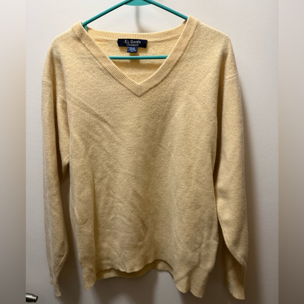 Elegant Men's V-Neck Cashmere Sweater in Cream